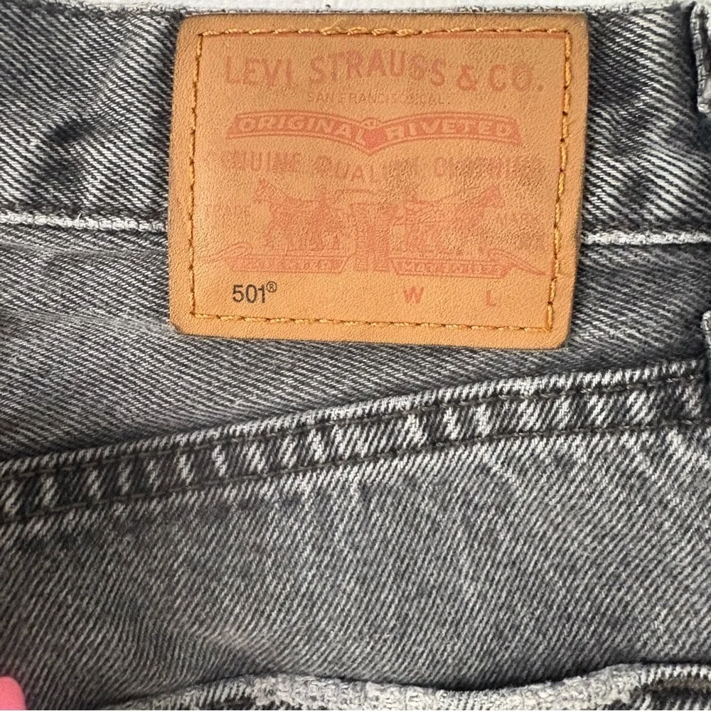 Levi's 501 Straight Jeans in Charcoal W24xL32 90s Grunge Button Fly Light Wash